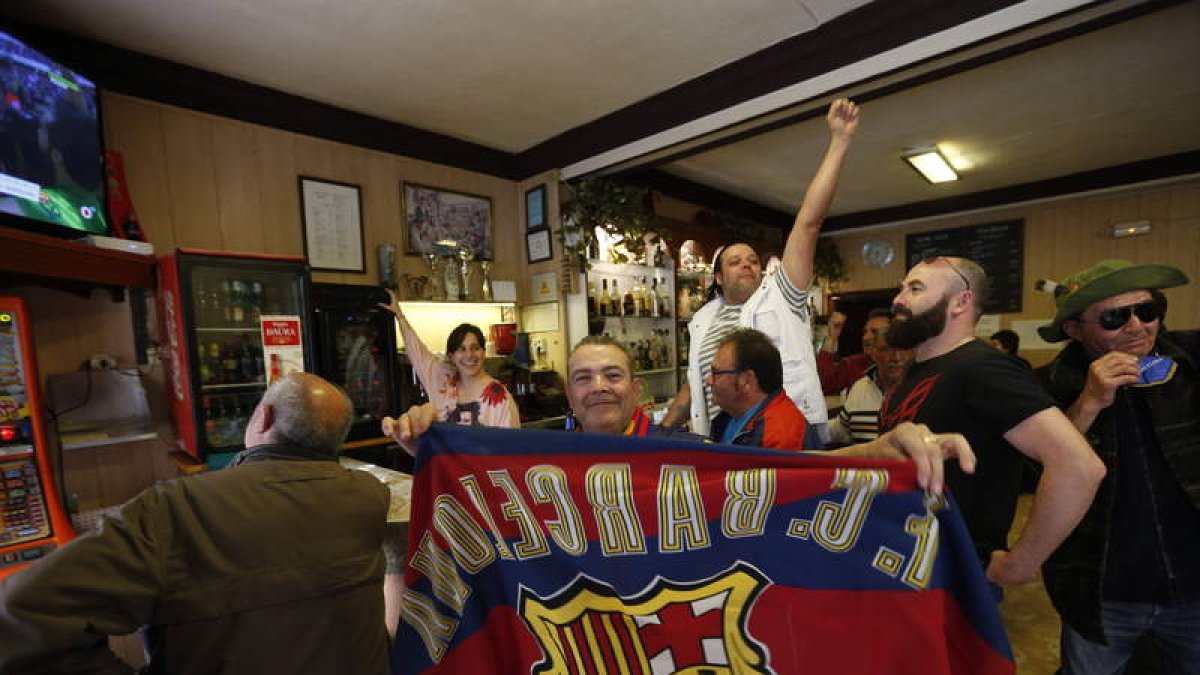 Los aficionados leoneses del Barcelona muestran su euforia por el título de Liga conquistado por su equipo. JESÚS F. SALVADORES