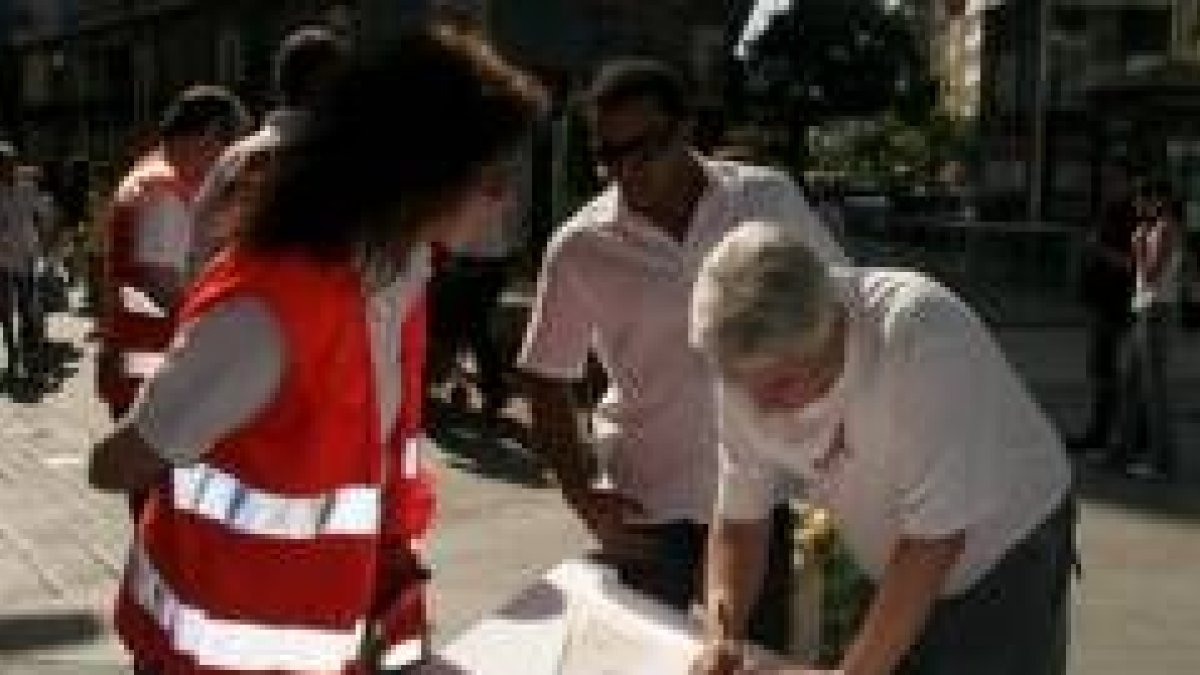 Cientos de bercianos muestran su apoyo en la recogida de firmas