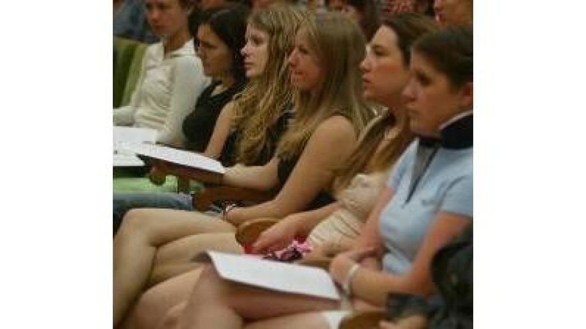 Varias alumnas  extranjeras en la ceremonia de apertura de los cursos, en el Centro de Idiomas