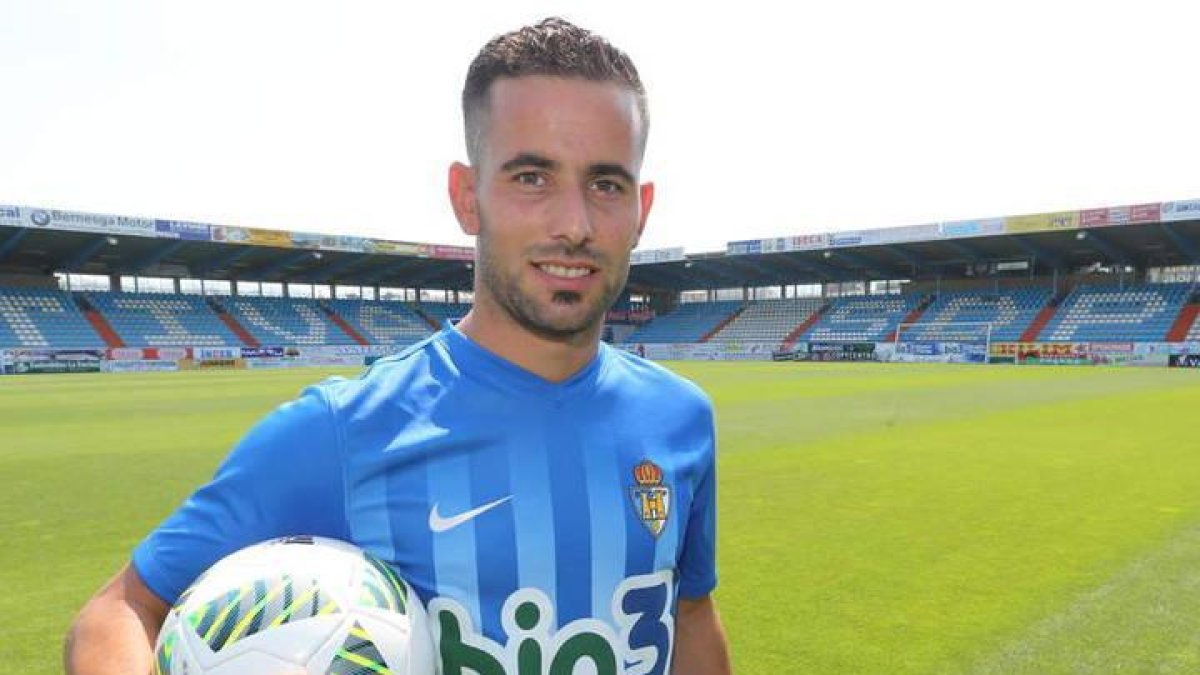 Juan Carlos Menudo, que actualmente milita en las filas del Melilla, cuando era jugador de la Deportiva.