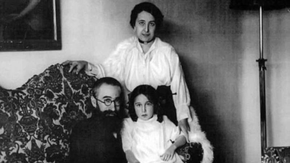 Josefina y Valle-Inclán, con su hija mayor