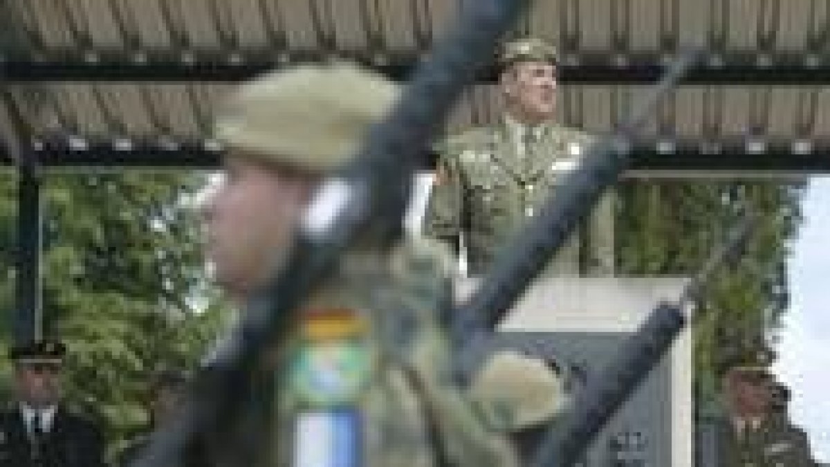 El general Buesa ve pasar las tropas de la agrupación en El Ferral