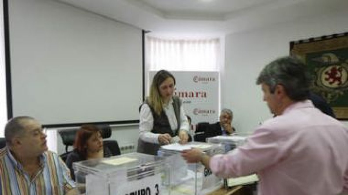 Jesús Suárez, gerente de la Cámara, en el momento de votar.