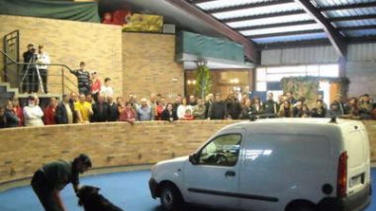 La alcaldesa de Villablino, Ana Luisa Durán, se dirige al público en presencia del resto de autorida
