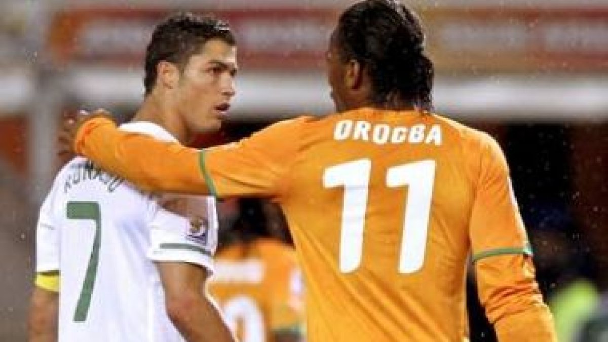 Ronaldo y Drogba al final del partido.