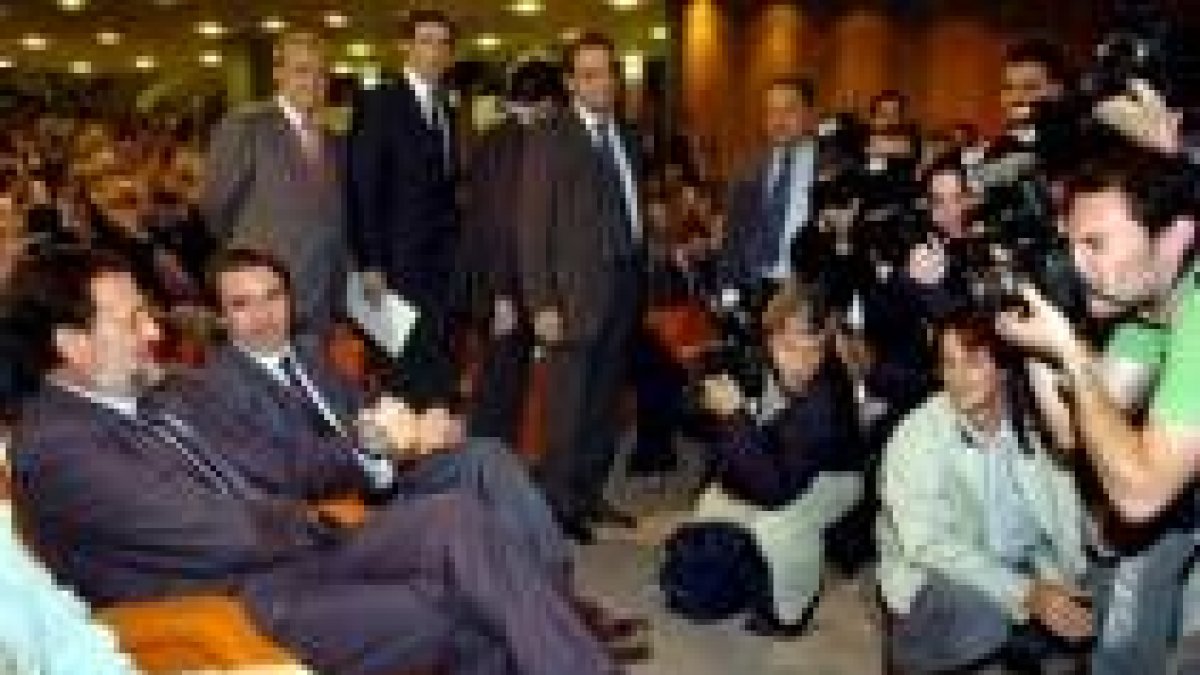 Mariano Rajoy y José María Aznar, ayer en la sede de la fundación Faes posaron para la prensa