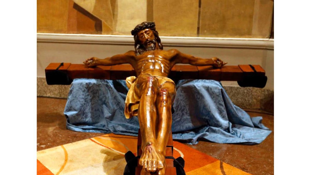 La iglesia de San Claudio acogió ayer intramuros el Vía Crucis que cada año organiza la Bienaventuranza. En la imagen, el Santo Cristo de la Bienaventuranza. El acto concluye con un sentido besapié. | marciano