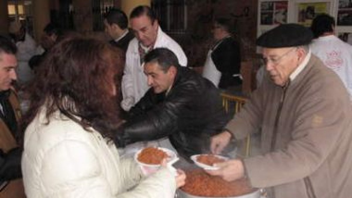 Un instante del reparto de chichas, organizado por la Cofradía de San Antón.