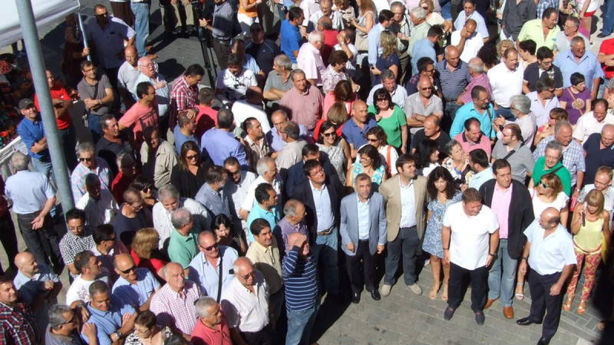 Encuentro de alcaldes y concejales del PSOE de León con Óscar López el verano pasado en La Bañeza.