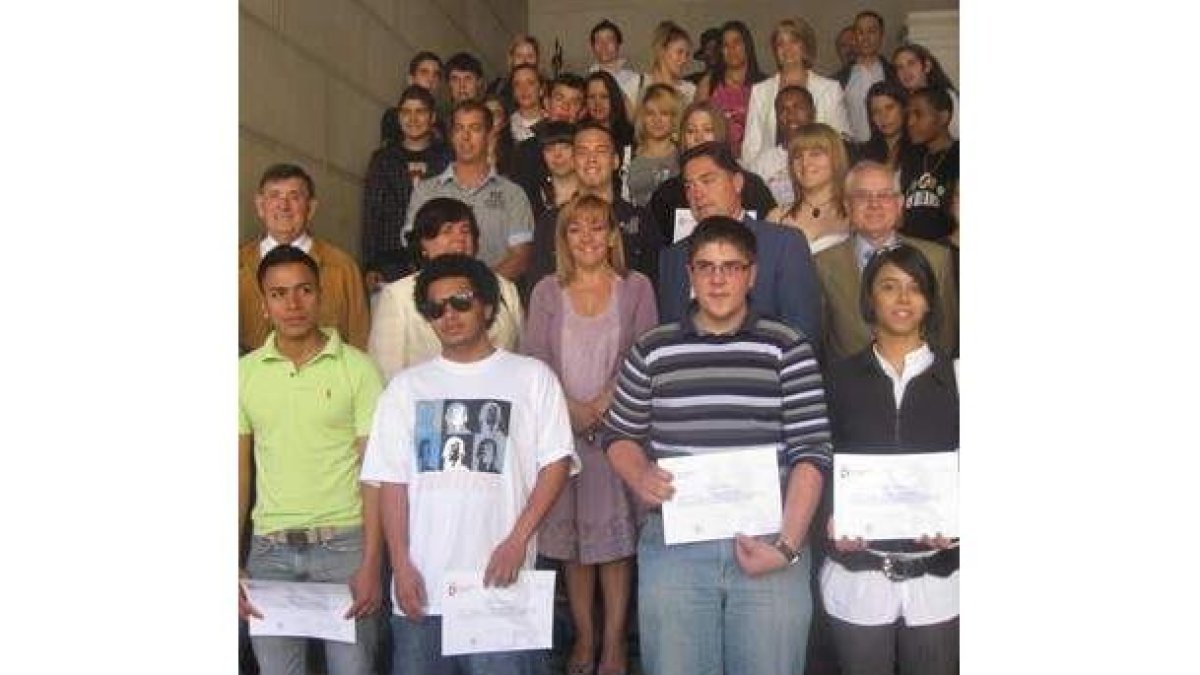 Isabel Carrasco posa en la Diputación con los graduados del programa de este curso.