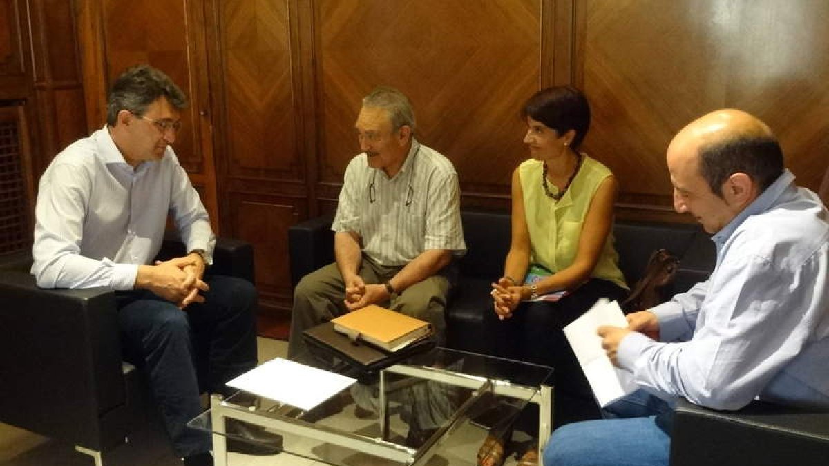 Los representantes de la Diputación, con el presidente de Aspace.