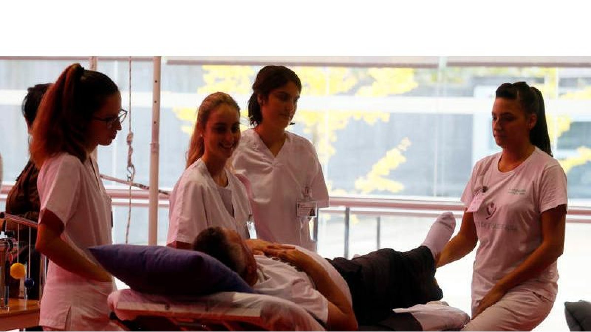 Equipo especializado en rehabilitación de ictus en el centro de Aspaym de León. RAMIRO