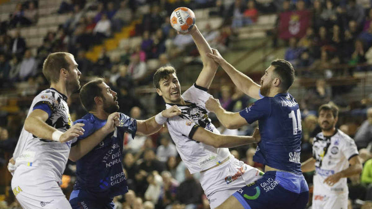 David Fernández, en el centro, se enfrentará de nuevo a su exequipo, el Atlético Valladolid. JESÚS F. SALVADORES