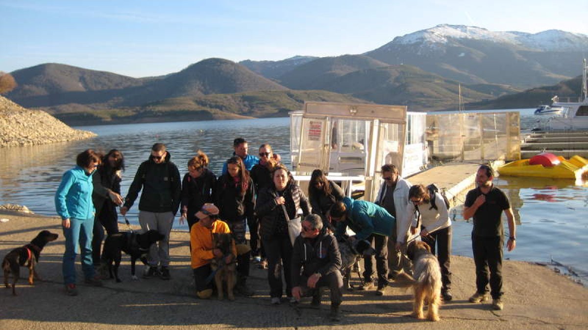 Turistas se preparan para hacer un recorrido en barco por el embalse. CAMPOS