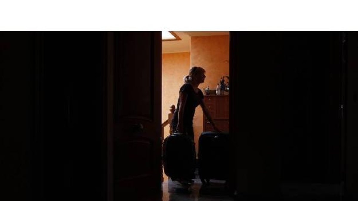 Una clienta entra con su maleta en la habitación de un hotel en León