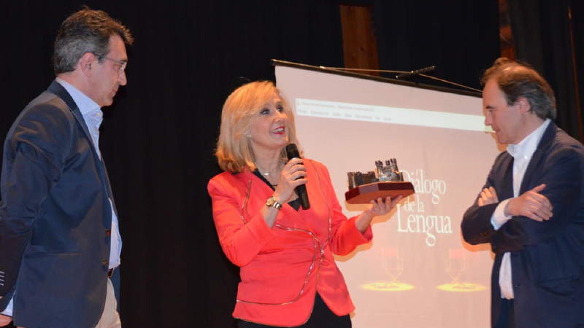 Nieves Herrero recibió una reproducción del castillo. MEDINA