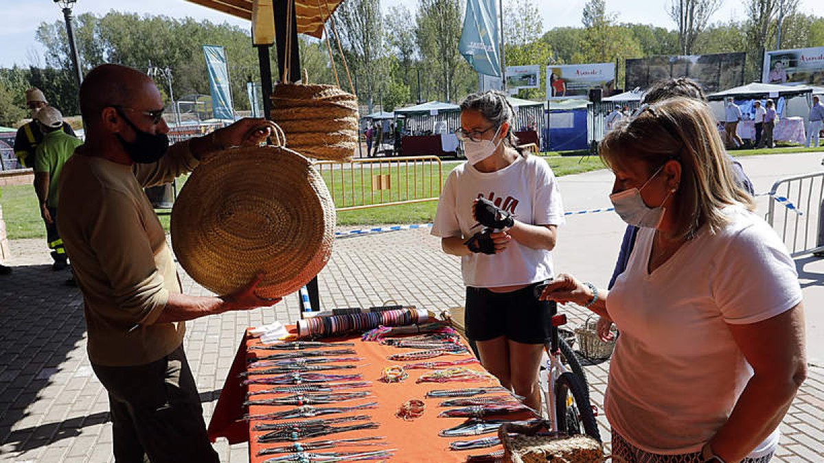 Cuadros impulsa en Lorenzana desde 2011 la Feria de artesanía Jaime Díez Fernández. MARCIANO PÉREZ