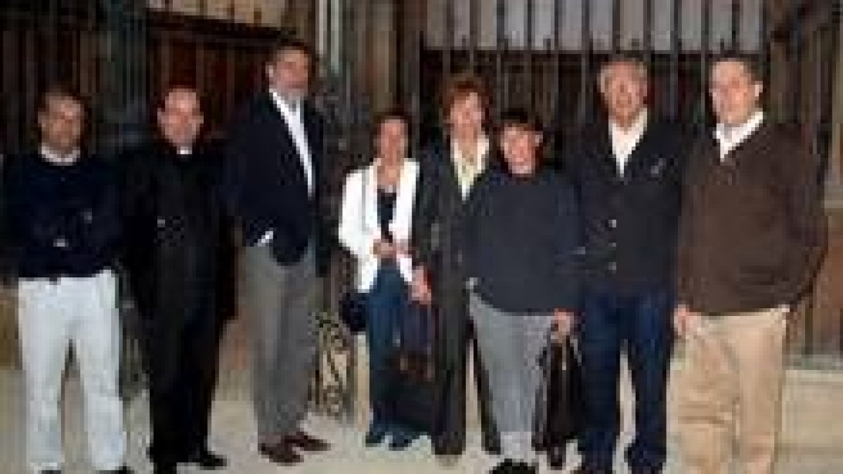 Autoridades asistentes a la entrega de las obras de restauración de San Tirso