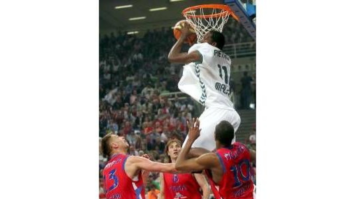 Florent Pietrus intenta encestar rodeado de rivales