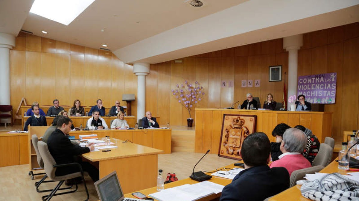 La sesión plenaria aprobó reducir el déficit que genera cada año el Centro de Día. SECUNDINO PÉREZ