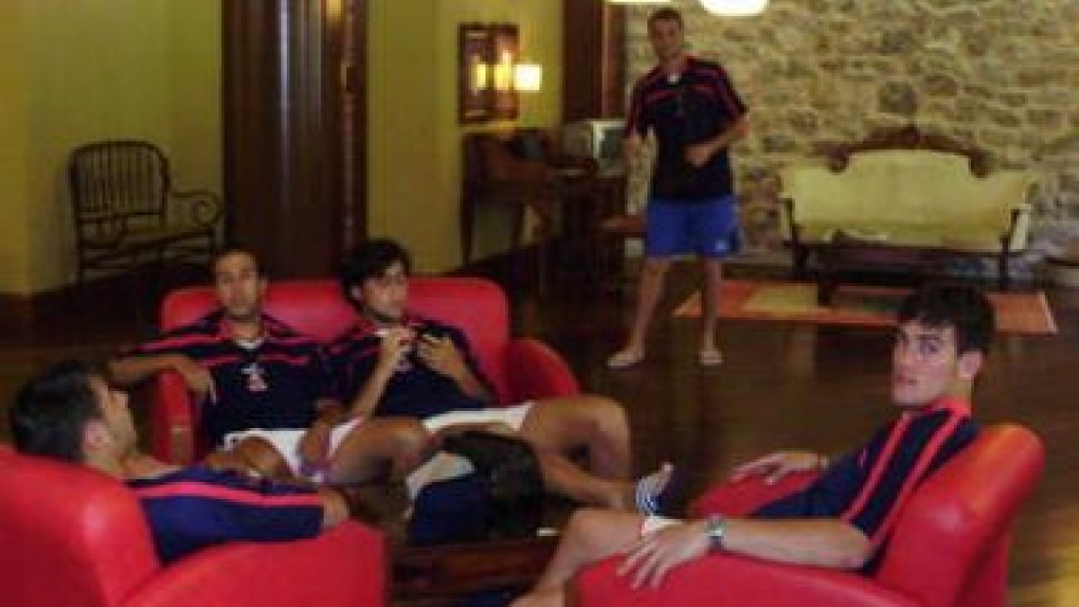 Los jugadores en un descanso tras la dura jornada.