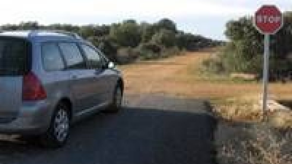 Tras recorrer cuatro kilómetros desde Alija del Infantado, la carretera termina en este punto