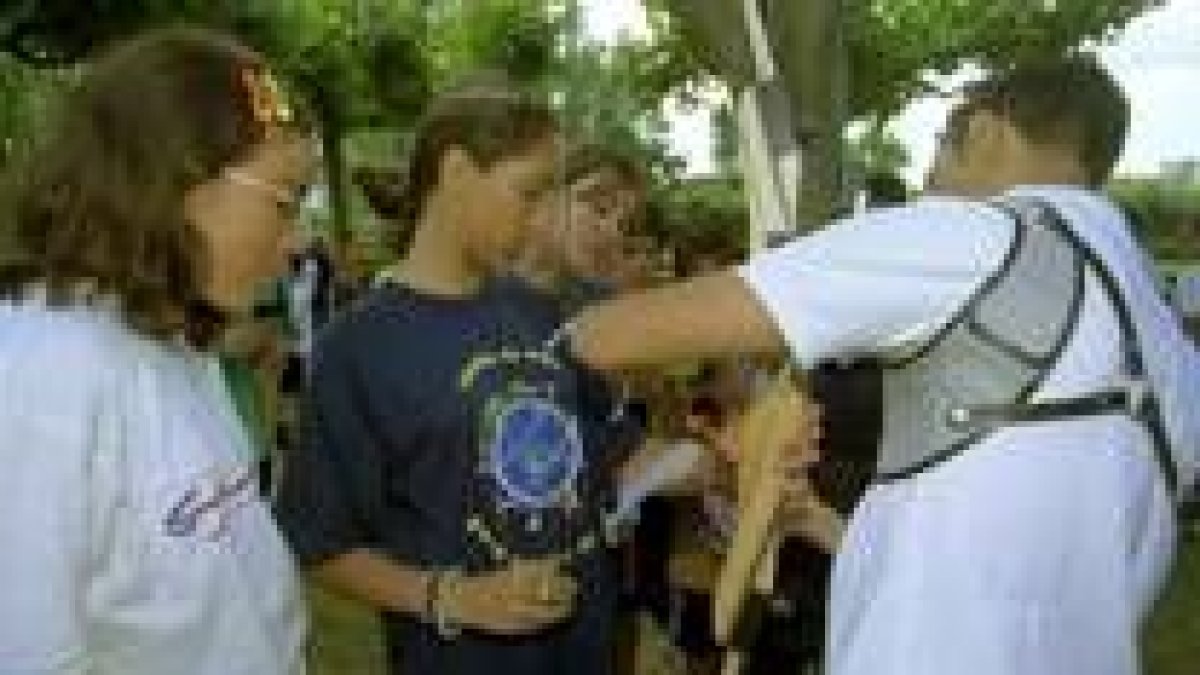 Varios niños participan en un cursillo de tiro con arco realizado en León