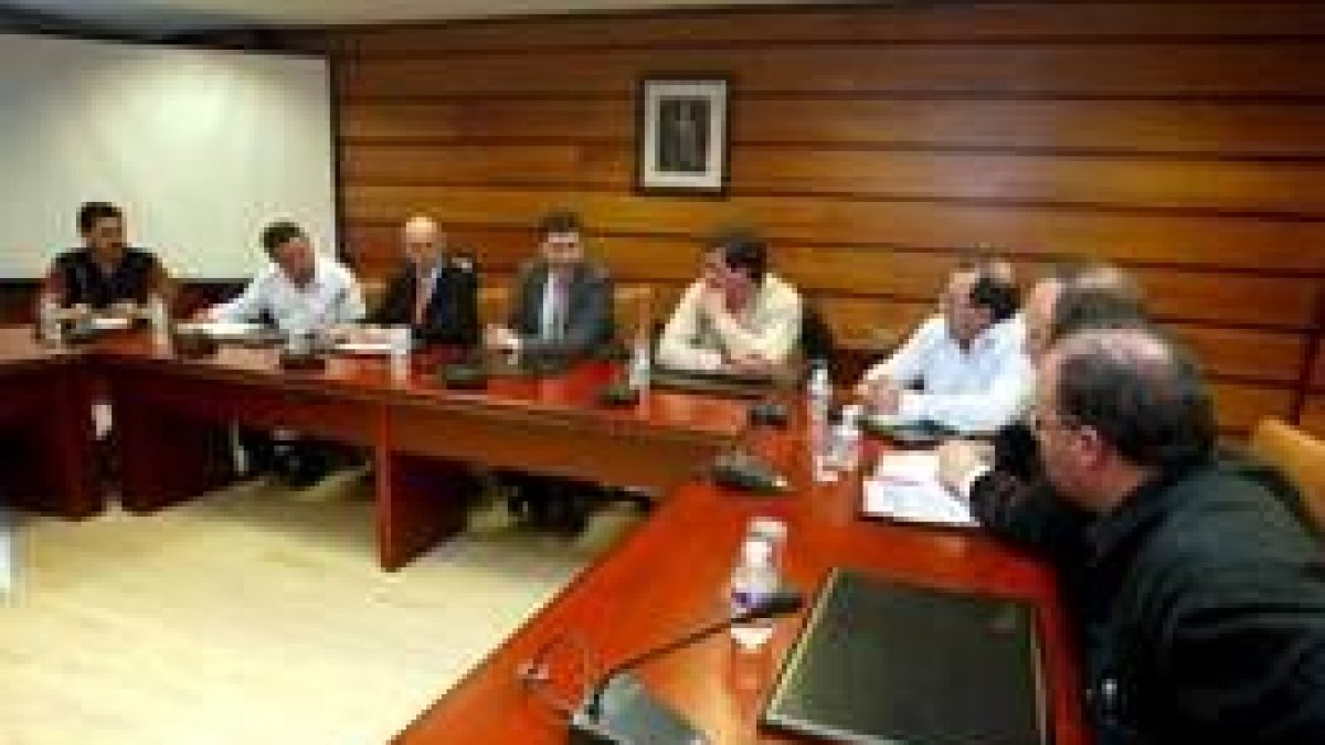 El consejero de Medio Ambiente, Carlos Fernández Carriedo, ayer con los alcades y pedáneos de Picos