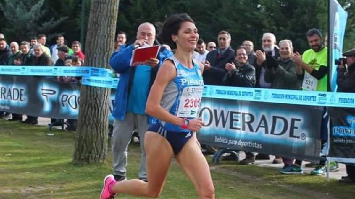Nuria corre en solitario hacia la línea de meta de las ‘Doce Uvas’.