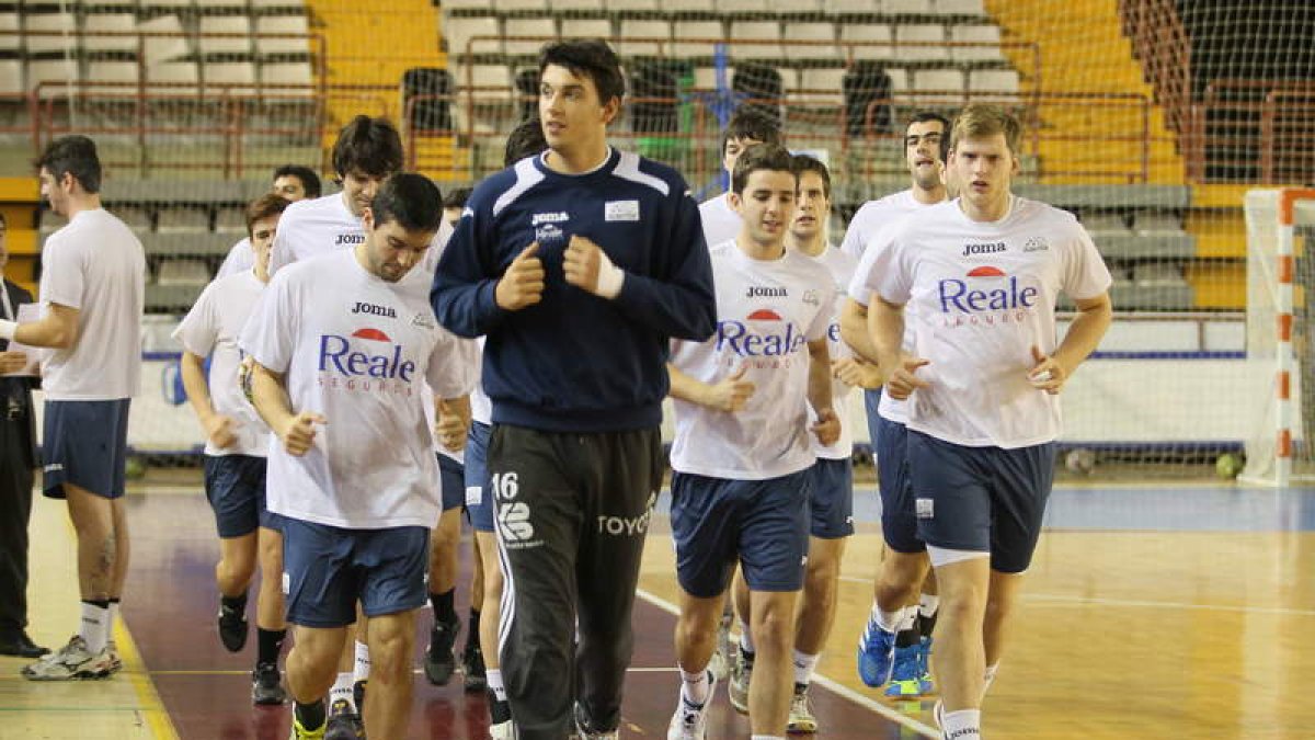 El Ademar entrenó ayer antes de partir hacia Nis, donde mañana juega con el Partizán.