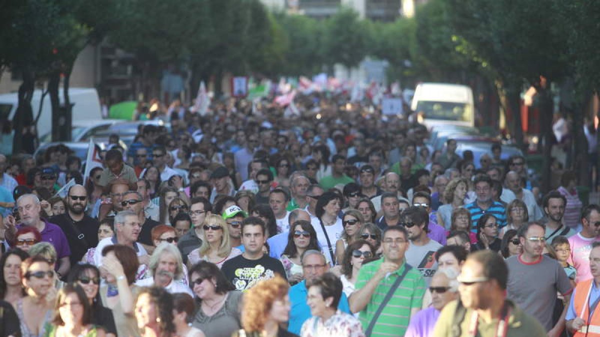 Miles de manifestantes, sin ninguna pancarta, a su paso por la avenida de Roma de León en la protesta contra los recortes.