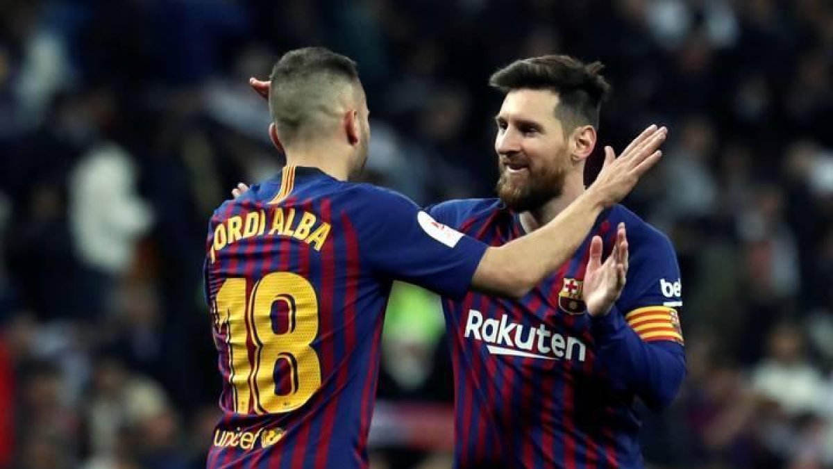 Jordi Albacelebra con el argentino Leo Messi un gol en una imagen de archivo