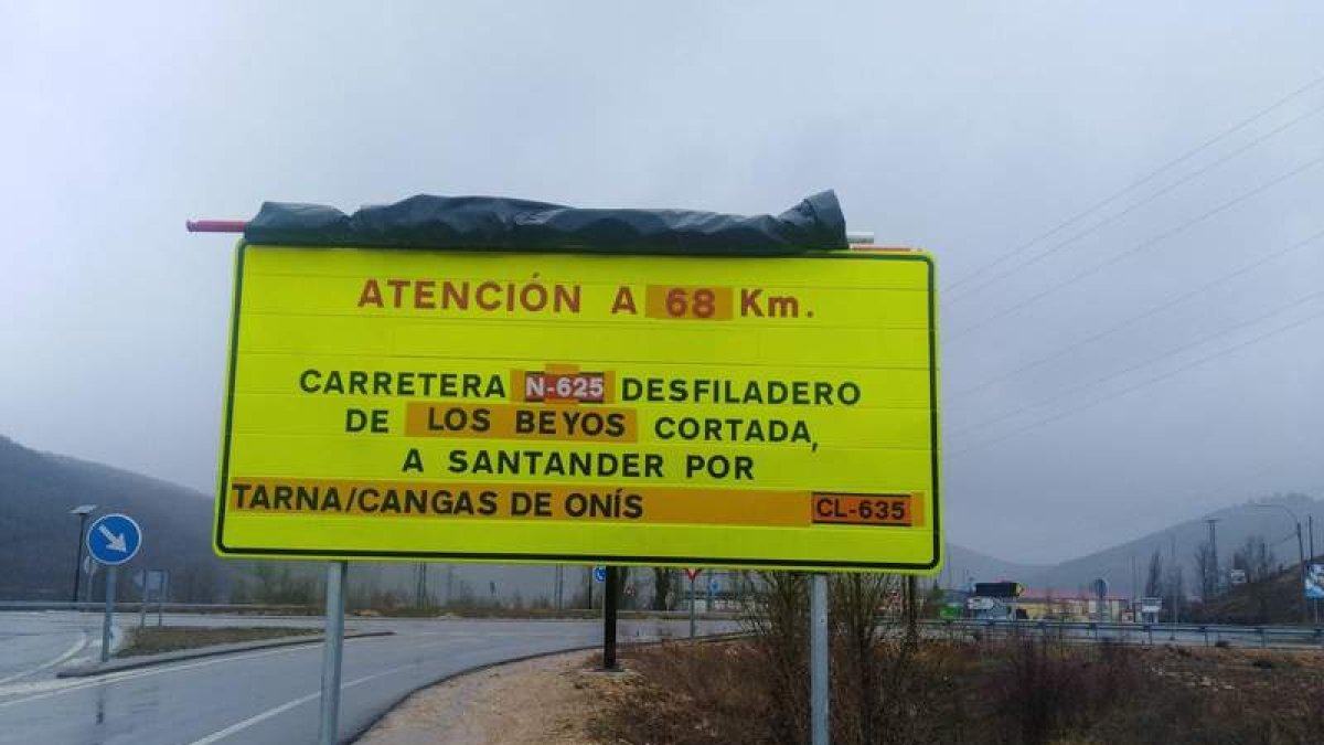 Ya se han colocado carteles anunciando el corte de la carretera por el desprendimiento. CAMPOS