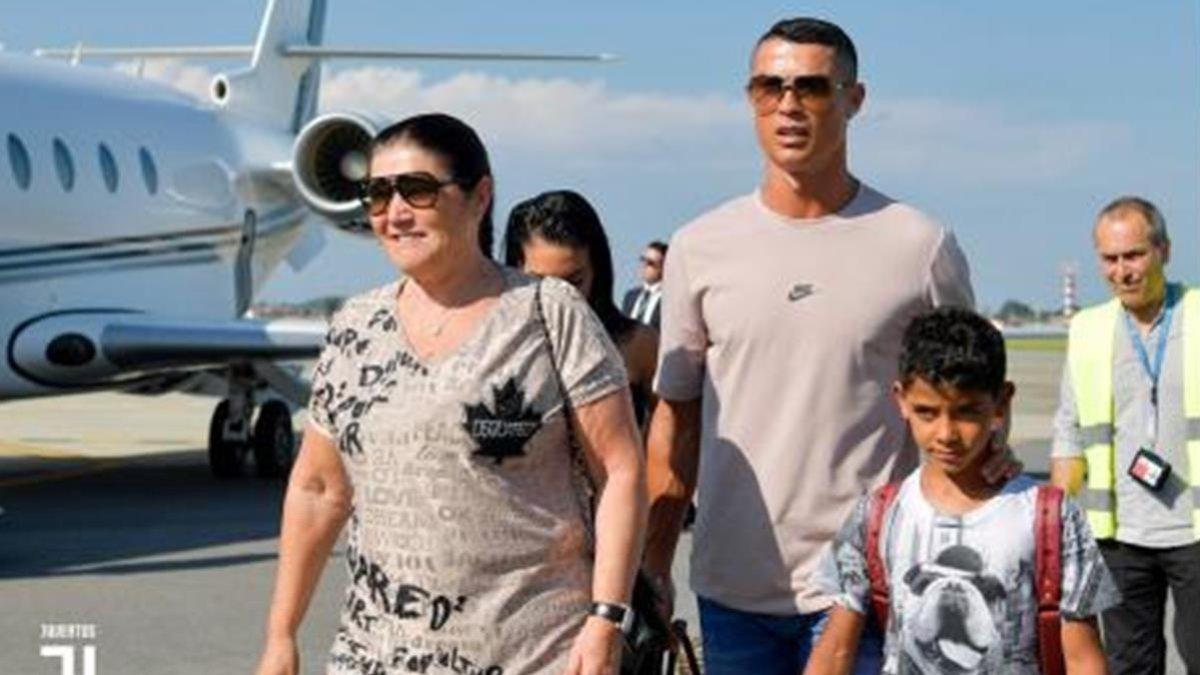 Cristiano, recién aterrizado en Turín, con su madre y su primogénito.