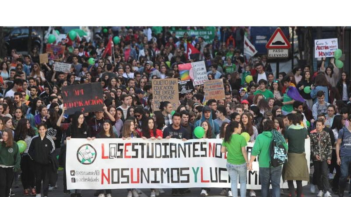 Los alumnos, a mediodía por el centro. L. DE LA MATA