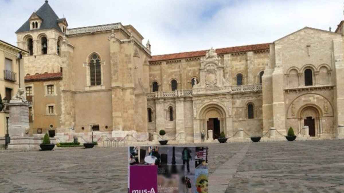 Imagen de una de las sueltas de libros del Musac ante San Isidoro.