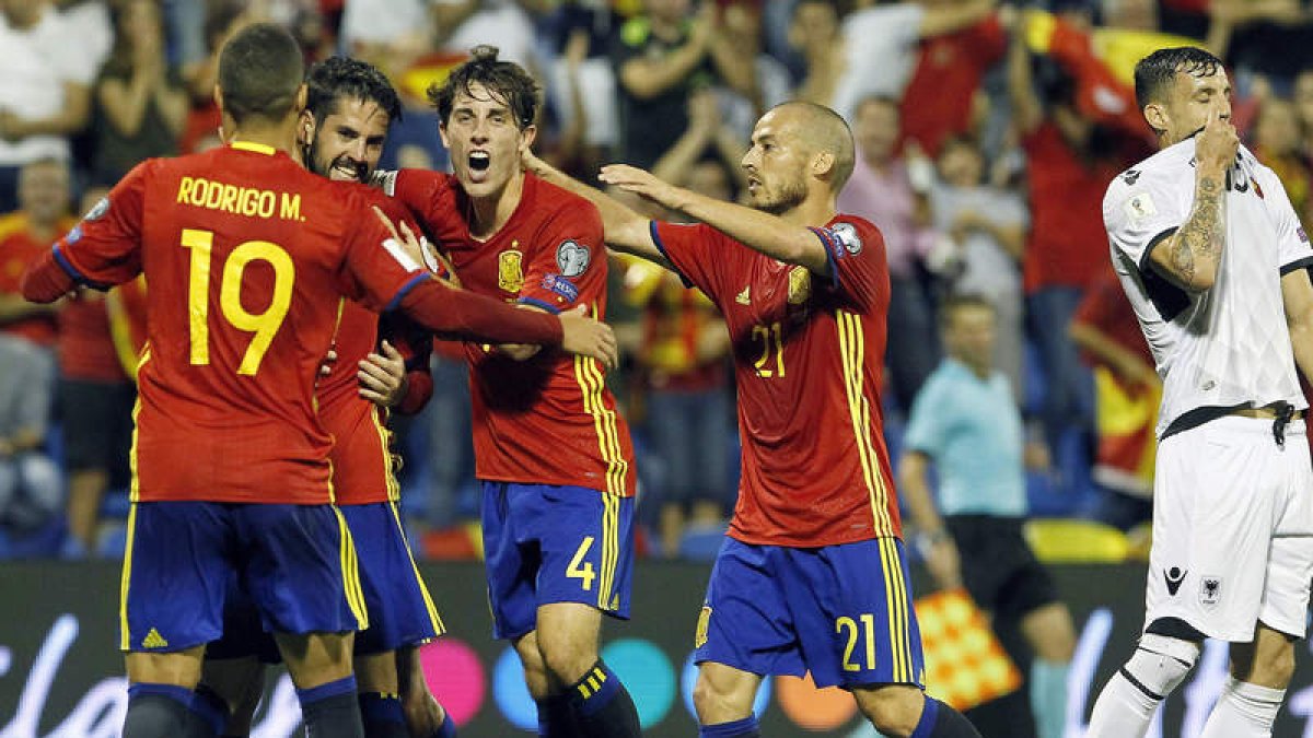 Isco, autor del segundo gol de España, recibe la felicitación de sus compañeros, entre ellos otro que anotó, Rodrigo. REINA