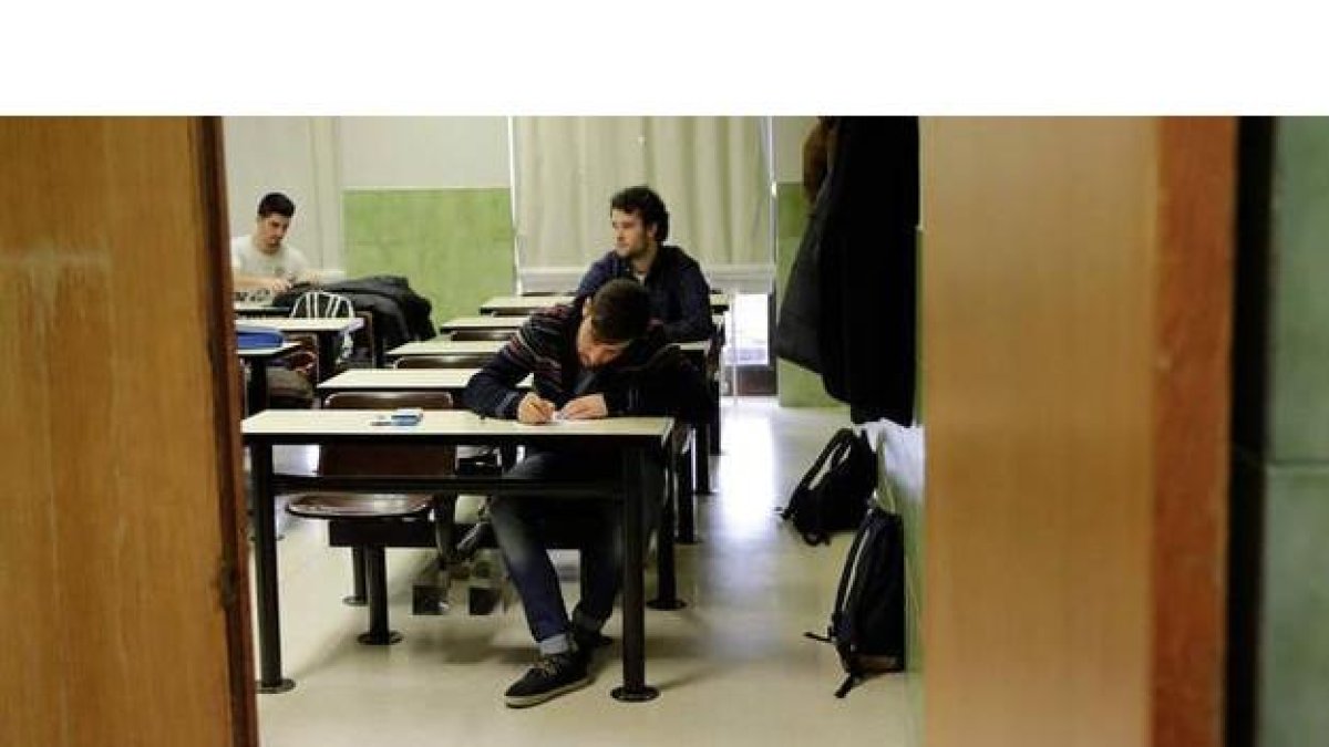 Los universitarios leoneses se matriculan de una media de 47,7 créditos. SECUNDINO PÉREZ