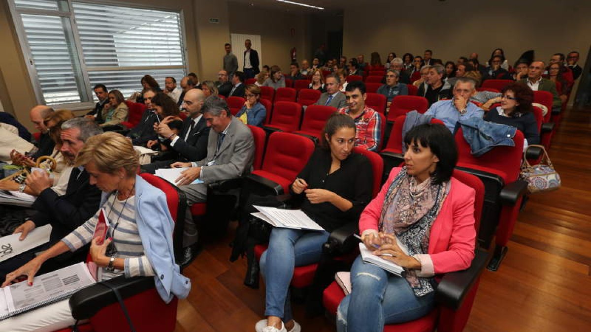 Tobalina se reunió con empresarios en el salón de actos de la Escuela de Idiomas. L. DE LA MATA