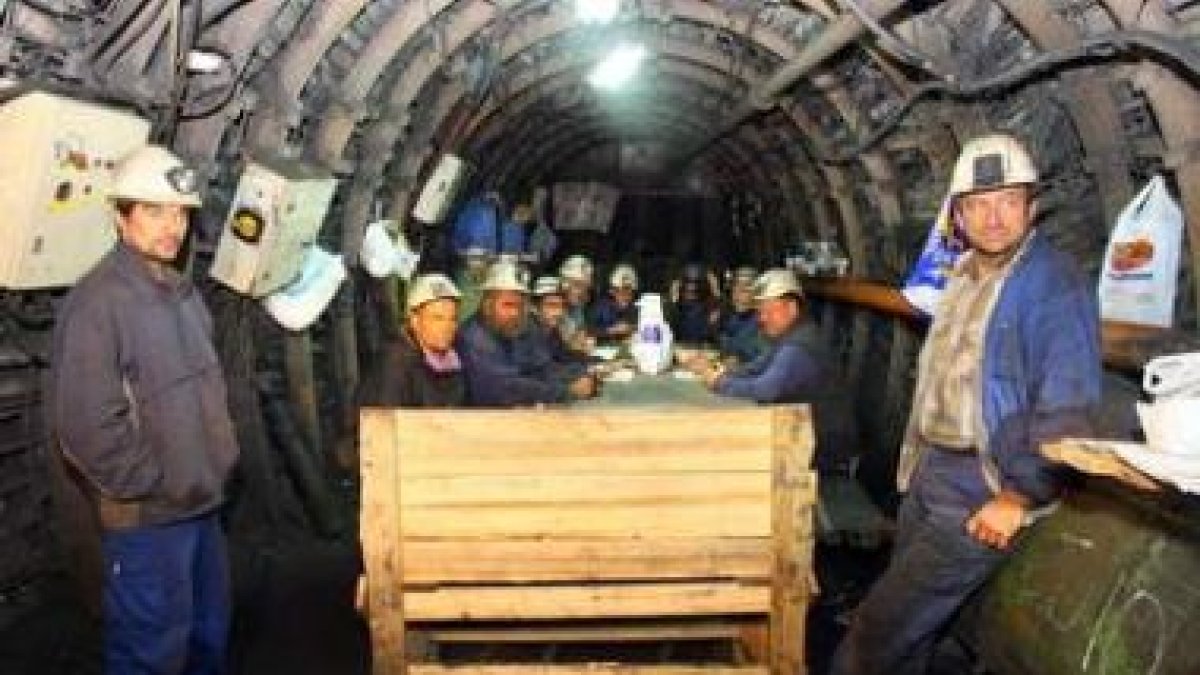 Los trece mineros en la mesa de la galería donde permanecen encerrados desde el lunes pasado.