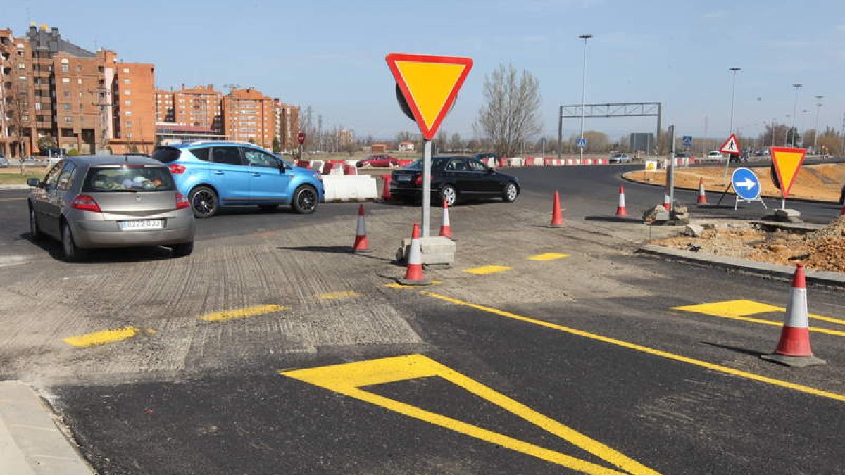 La situación actual de la zona de la glorieta induce a errores entre los conductores.