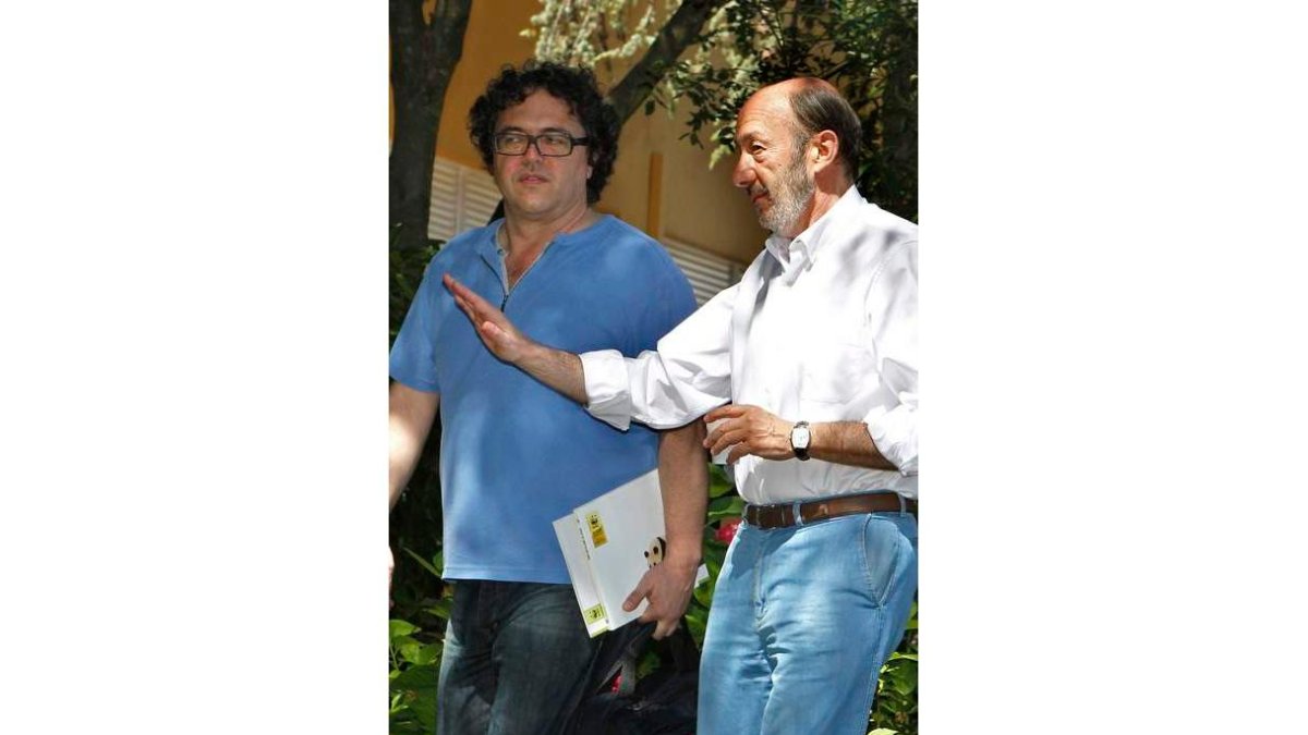 Rubalcaba conversa con un responsable de WWF-Adena.