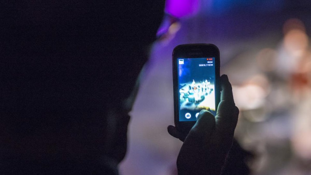 Un usuario utilizando su teléfono móvil durante la noche