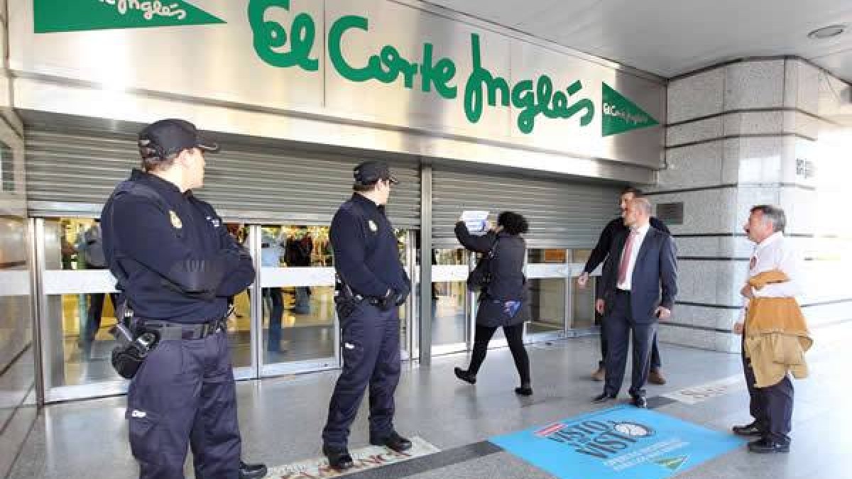Momento en que se cierra una de las puertas de acceso al centro.