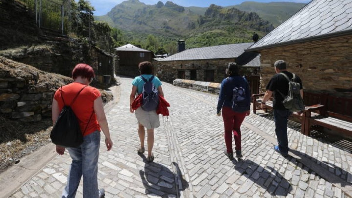 Turistas en Peñalba de Santiago. L. DE LA MATA