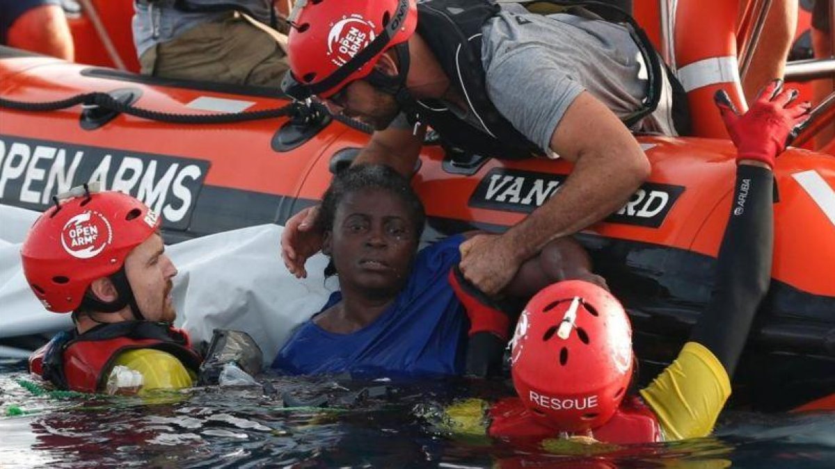 Rescate de una mujer camerunesa en alta mar por Proactiva Open Arms el pasado mes de julio.