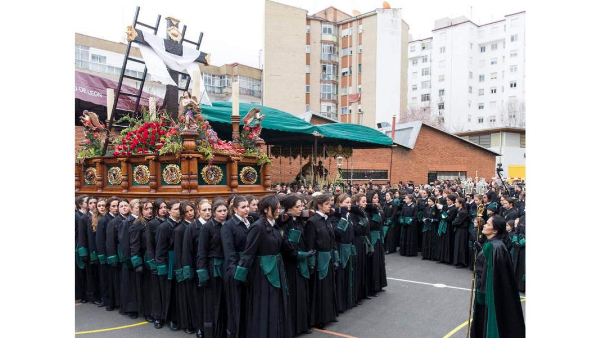 La Cruz Gloriosa, uno de los pasos de la cofradía de María del Dulce Nombre, realizó una puja simbólica tras la suspensión de la procesión de Jueves Santo por la lluvia. | FERNANDO OTERO