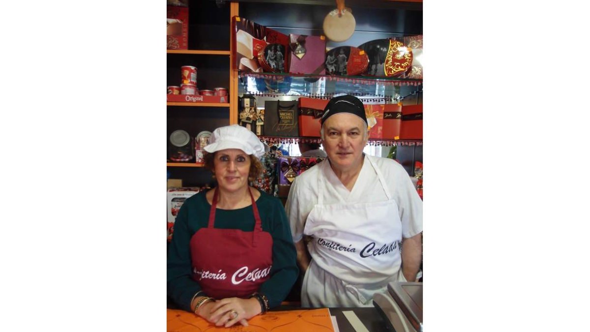 Jesús y Maribel llevan más de treinta años elaborando pastas y pasteles en la Confitería Celada, en La Robla.