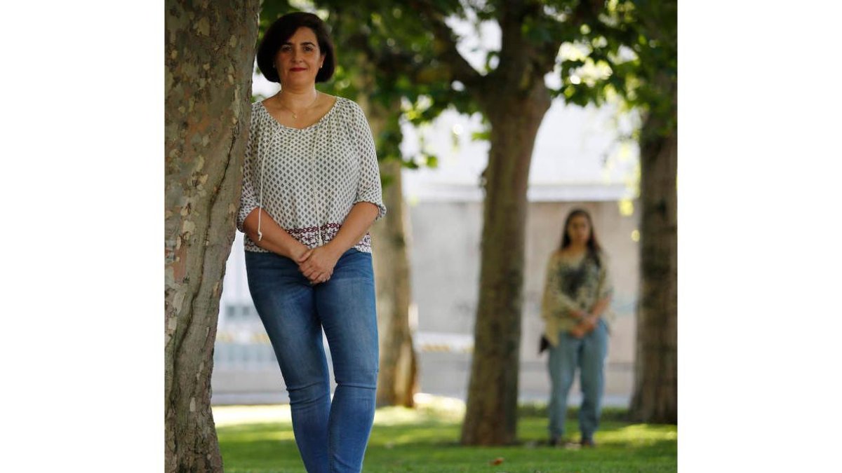 Ángeles Goñi es la madre de la joven (al fondo) que lucha por el traslado de su expediente. JESÚS