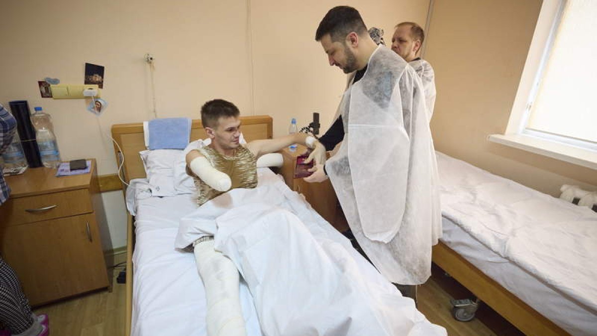 Zelenski visita en un hospital militar a un soldado amputado por heridas de guerra. UKRAINIAN PRESIDENTIAL PRESS